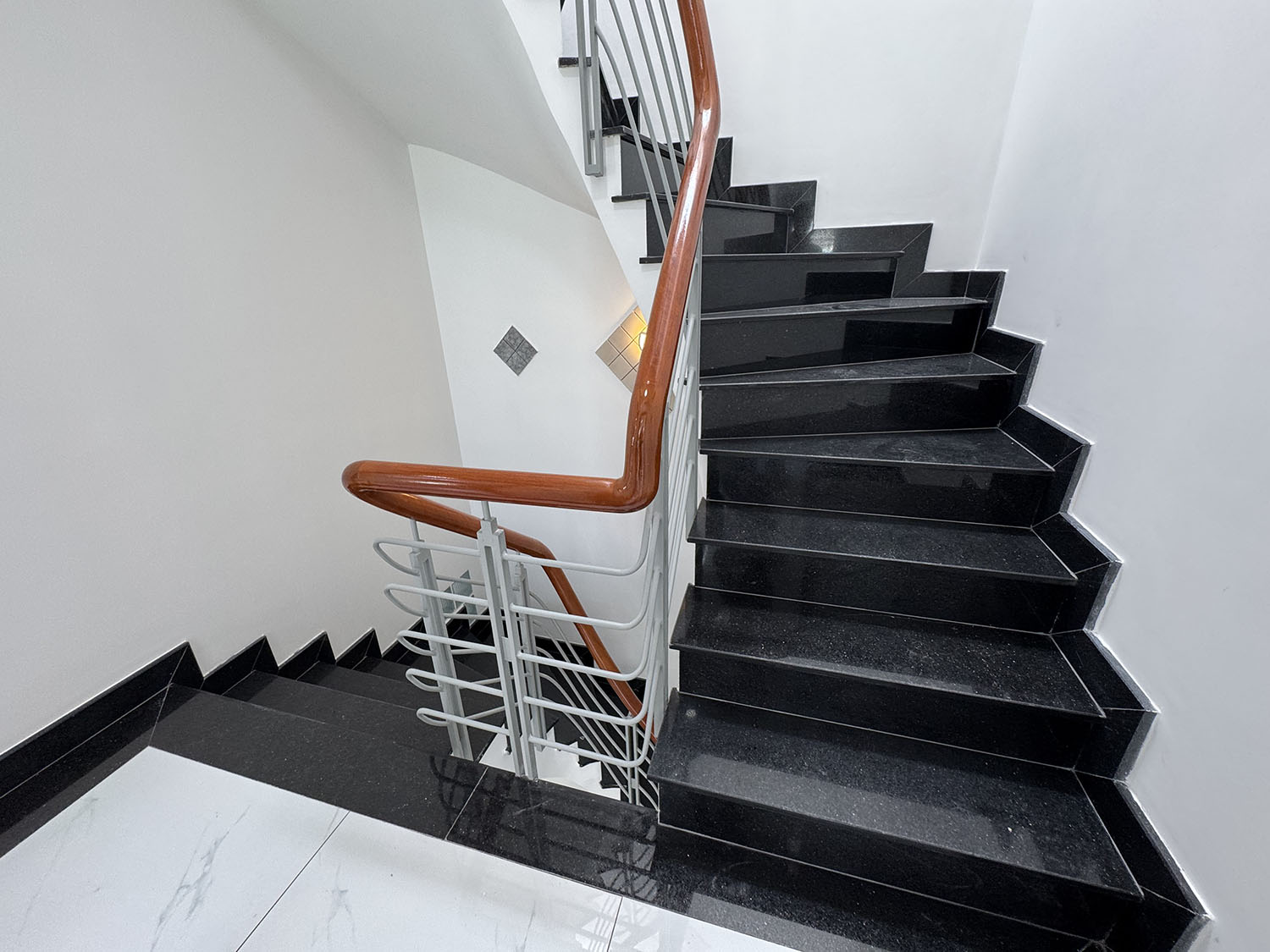 Chính thức mở bán biệt thự mini 3 lầu HXH VF5 khu cao cấp Hoàng Diệu - Trước nhà có sân đỗ ôtô